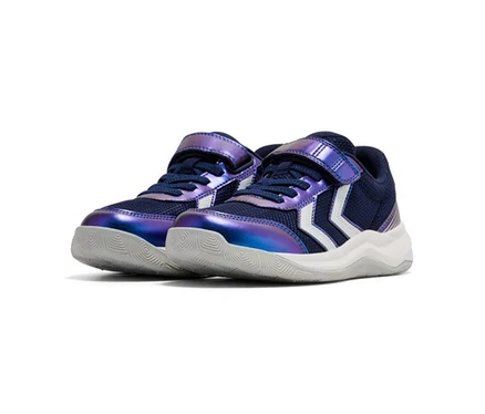 Une paire de baskets bleu marine et violet irisé avec des logos chevrons blancs, des scratchs et des lacets.