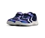 Une paire de baskets bleu marine et violet irisé avec des logos chevrons blancs, des scratchs et des lacets.