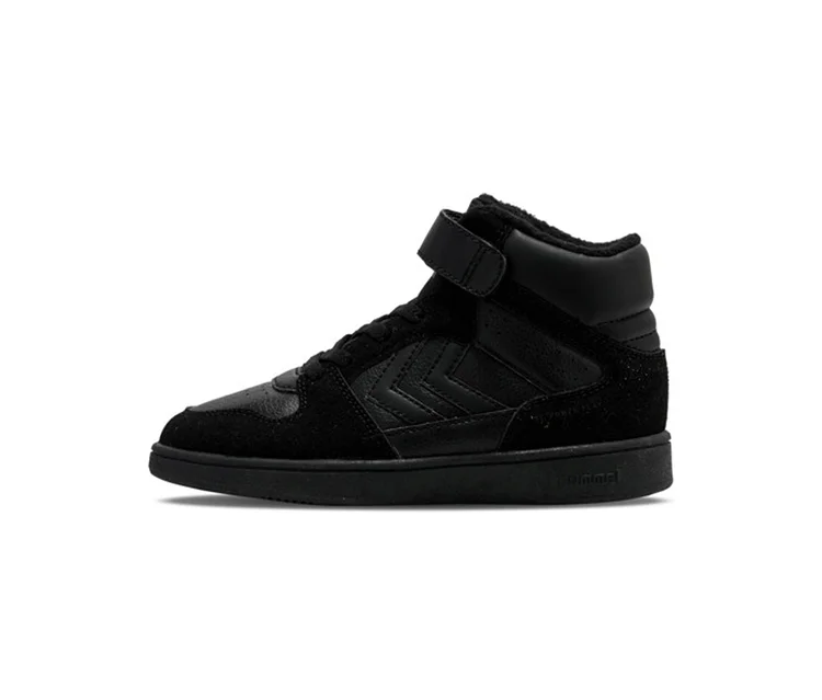 Une seule basket montante anthracite hummel® St Power Play Mid Wt Jr avec fermeture auto-agrippante et lacets, sur fond blanc.