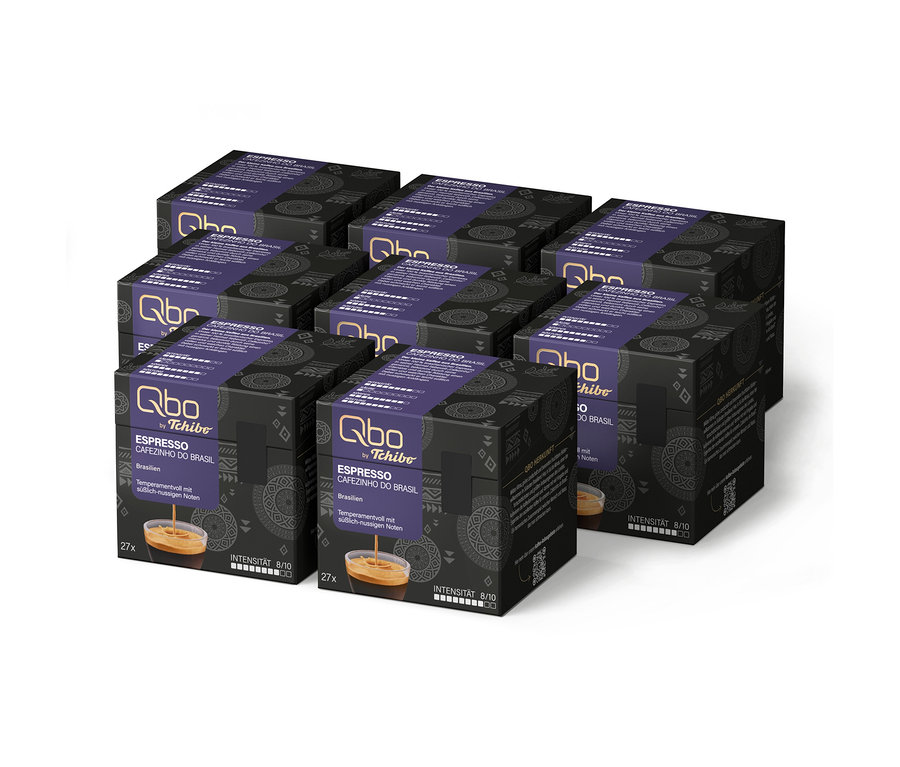 Neuf boîtes noires et violettes de capsules de café Qbo Espresso CAFEZINHO DO BRASIL, chaque boîte contenant 27 capsules, empilées sur un fond blanc.