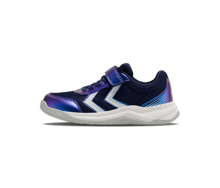 Une seule chaussure de sport bleu marine avec un bout et un talon violets irisés, un logo chevron blanc sur le côté, des lacets bleu marine, une fermeture velcro et une semelle intermédiaire blanche ondulée avec une semelle extérieure grise texturée, vue de côté.
