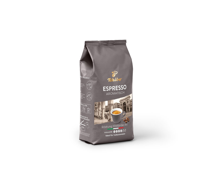 Un paquet gris de café en grains Tchibo Expresso aromatique. Sur l'emballage, il y a une tasse d'expresso et une architecture milanaise.