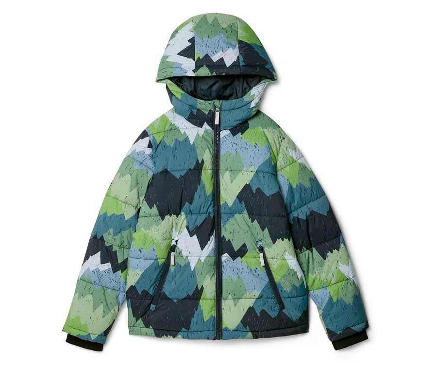 Une doudoune à capuche verte, bleue et noire avec un motif géométrique de montagnes. Elle possède une fermeture éclair et deux poches zippées.