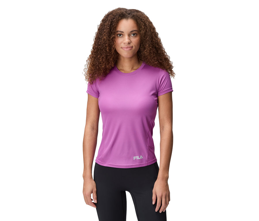Femme aux cheveux bouclés portant un t-shirt technique pour femme FILA violet et un legging noir.