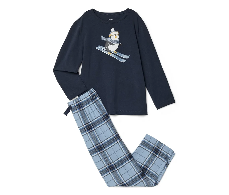 Pyjama bleu foncé à manches longues et pantalon à carreaux bleu clair. Le haut présente un pingouin qui fait du ski.