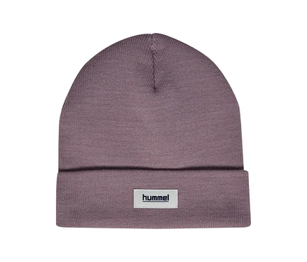 Bonnet tricoté hummel® « HMLJR Knit Beanie », violet. Bonnet tricoté violet avec bord replié et étiquette logo hummel® blanche.