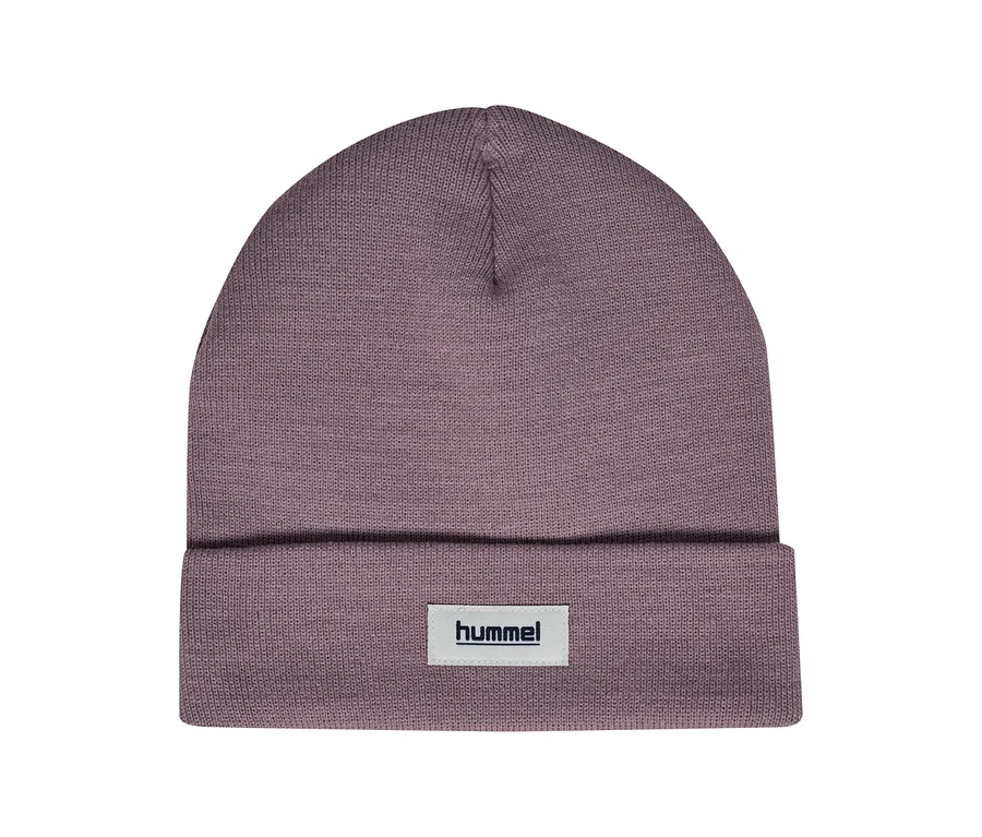 Bonnet tricoté hummel® « HMLJR Knit Beanie », violet. Bonnet tricoté violet avec bord replié et étiquette logo hummel® blanche.