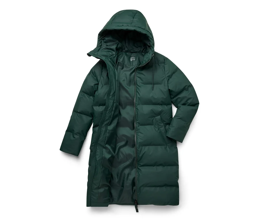 Long manteau matelassé vert foncé avec capuche, partiellement ouvert, sur fond blanc.