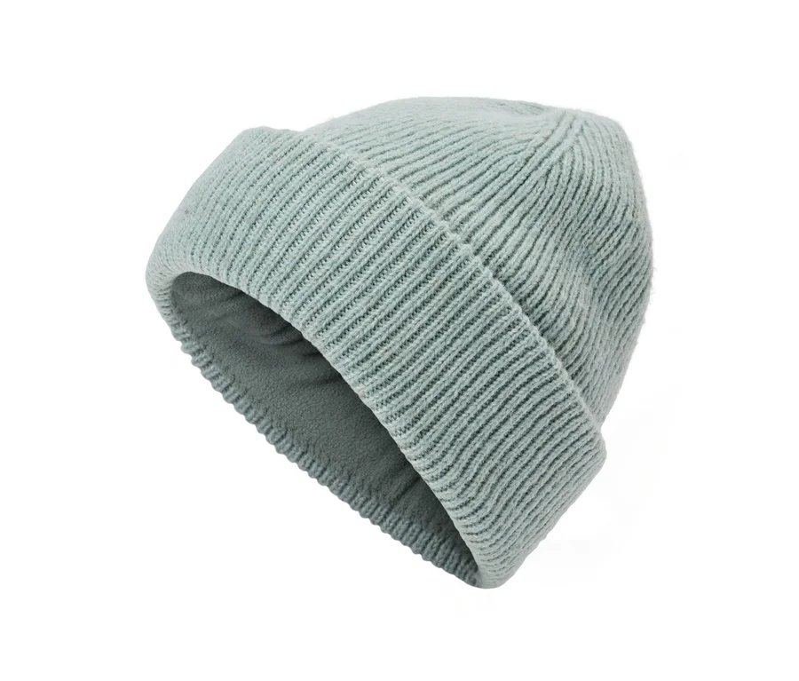 Bonnet côtelé bleu clair avec un revers plié et une doublure en polaire plus foncée, incliné sur un fond blanc.