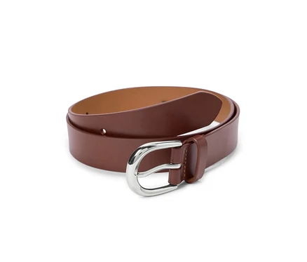 Une ceinture en cuir marron, cognac, avec une boucle argentée.