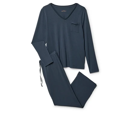Ensemble de pyjama bleu foncé composé d'un haut à manches longues et col en V, et d'un pantalon long assorti avec cordon de serrage. Le haut a une petite poche poitrine.