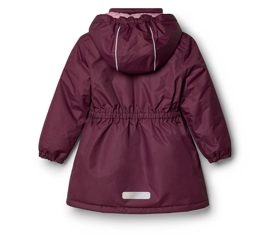 Vue de dos d'une veste enfant prune avec capuche doublée rose clair, deux bandes réfléchissantes, taille élastiquée et patch réfléchissant.