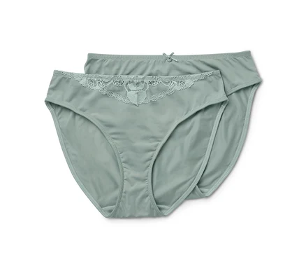 Deux culottes vert clair sont posées l'une sur l'autre. L'une a de la dentelle.