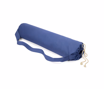 Un tapis de yoga bleu Schurwoll est enroulé et muni d'une bandoulière.