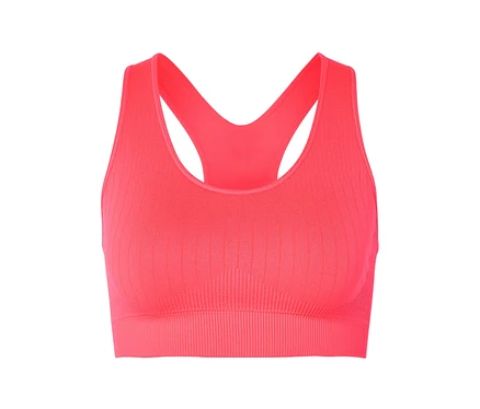 Gros plan d'une brassière de sport côtelée corail avec un dos nageur sur fond blanc.