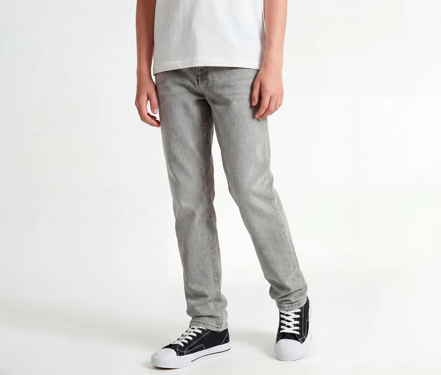 Personne debout portant un t-shirt blanc, un jean gris Jack&Jones JJOriginal Chris et des baskets noires.
