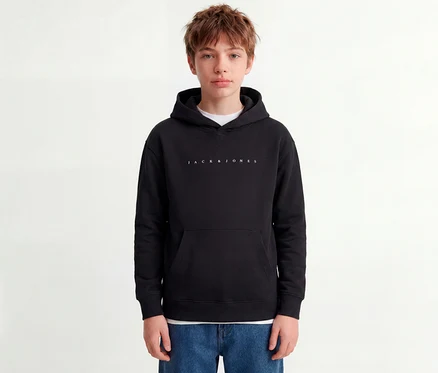 Jeune personne portant un sweat à capuche noir Jack&Jones Star avec logo blanc et un jean bleu.