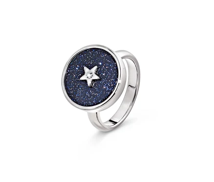 Bague Ciel étoilé argentée avec une pierre bleu foncé et une étoile au centre.