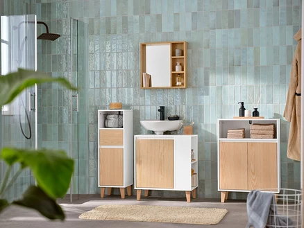 Salle de bain avec un miroir avec étagères, un meuble sous-vasque avec porte et compartiment latéral, un buffet avec 2 portes et un compartiment ouvert, et une armoire d'appoint de salle de bain étroite avec tiroir et porte.