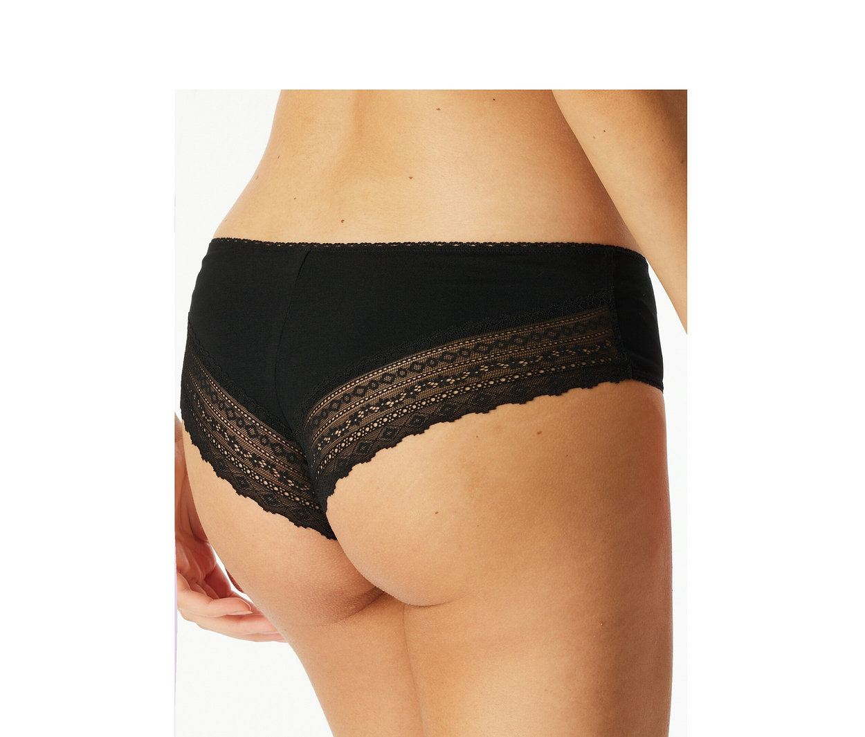 Vue de dos d'une personne portant un slip brésilien SCHIESSER noir avec des détails en dentelle.