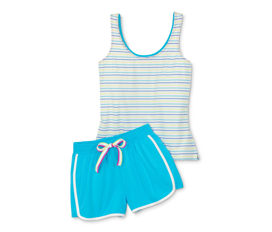 Pyjama court avec un haut rayé et un short bleu.