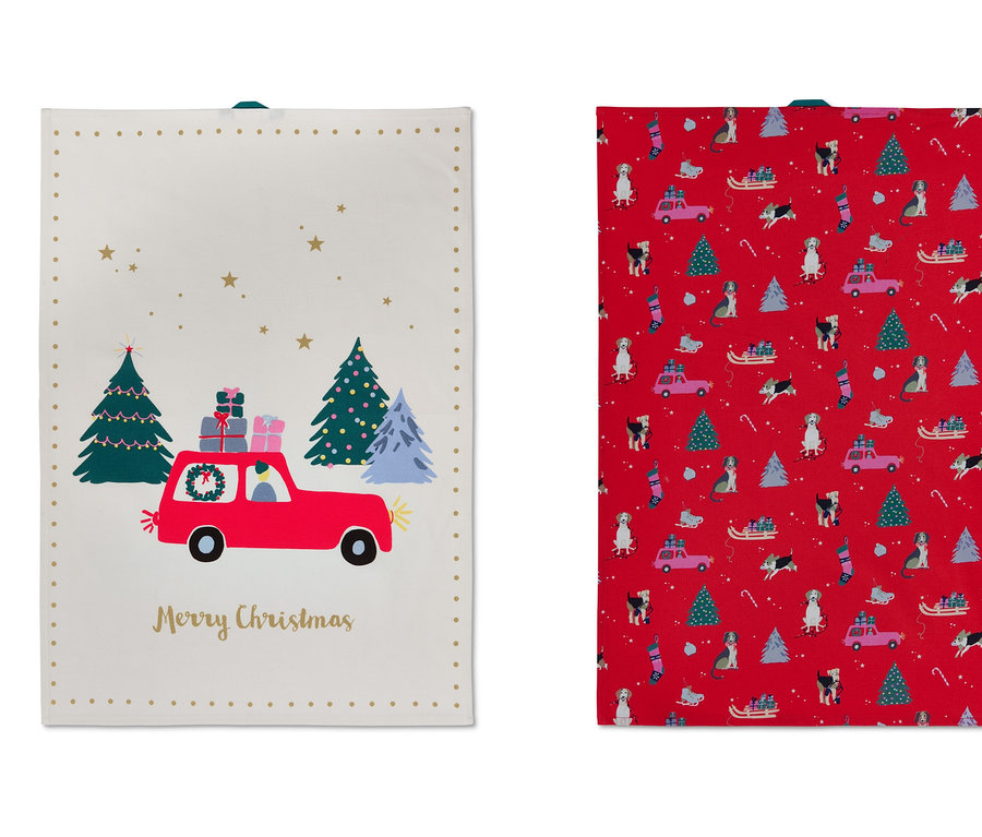 Deux linges de cuisine: Un avec une voiture rouge entre des arbres, l'autre avec des motifs de Noël sur fond rouge.