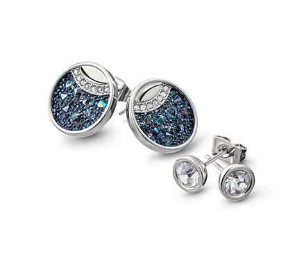 Deux paires de clous d'oreilles sur fond blanc.