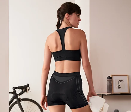 Femme en vêtements de sport noirs portant un slip de vélo.