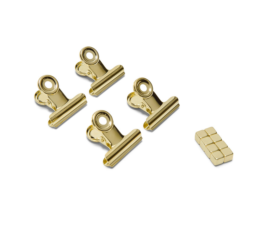 Quatre pinces magnétiques dorées et un lot d'aimants sur fond blanc.