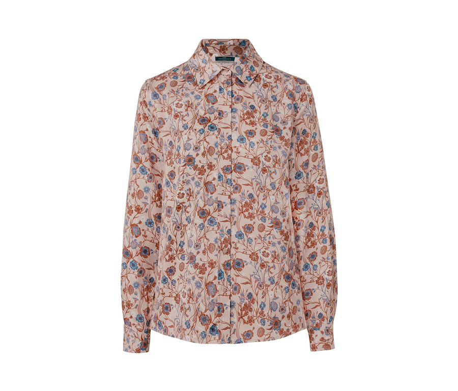 Gros plan d'un chemisier à fleurs.