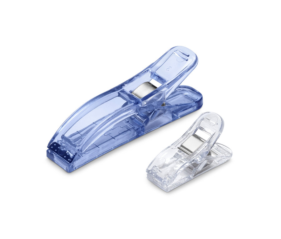 Deux pinces à tissu : une bleue et une transparente. 20 pinces à tissu.