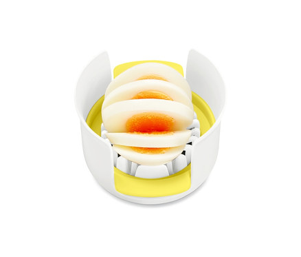 Oeufs coupés dans un coupe-œuf et mozzarella 3 en 1.