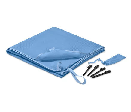 Une couverture de plage anti-sable bleu clair pliée avec des piquets et une pochette.