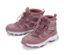 Deux bottines thermiques roses sur fond blanc.