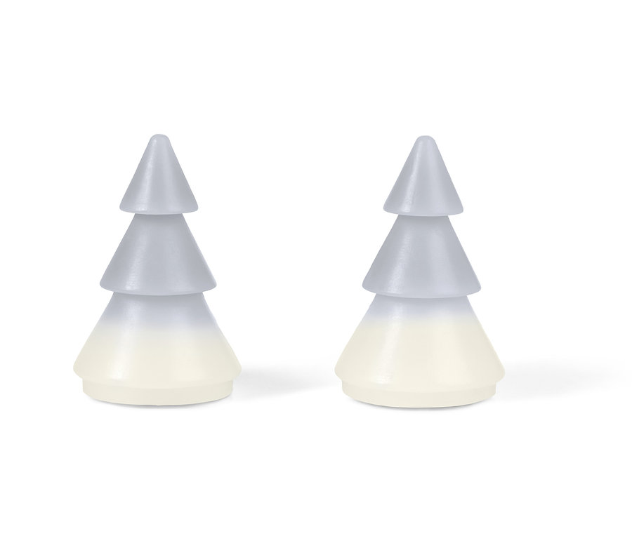 Deux arbres de Noël en cire avec LED sur fond blanc.