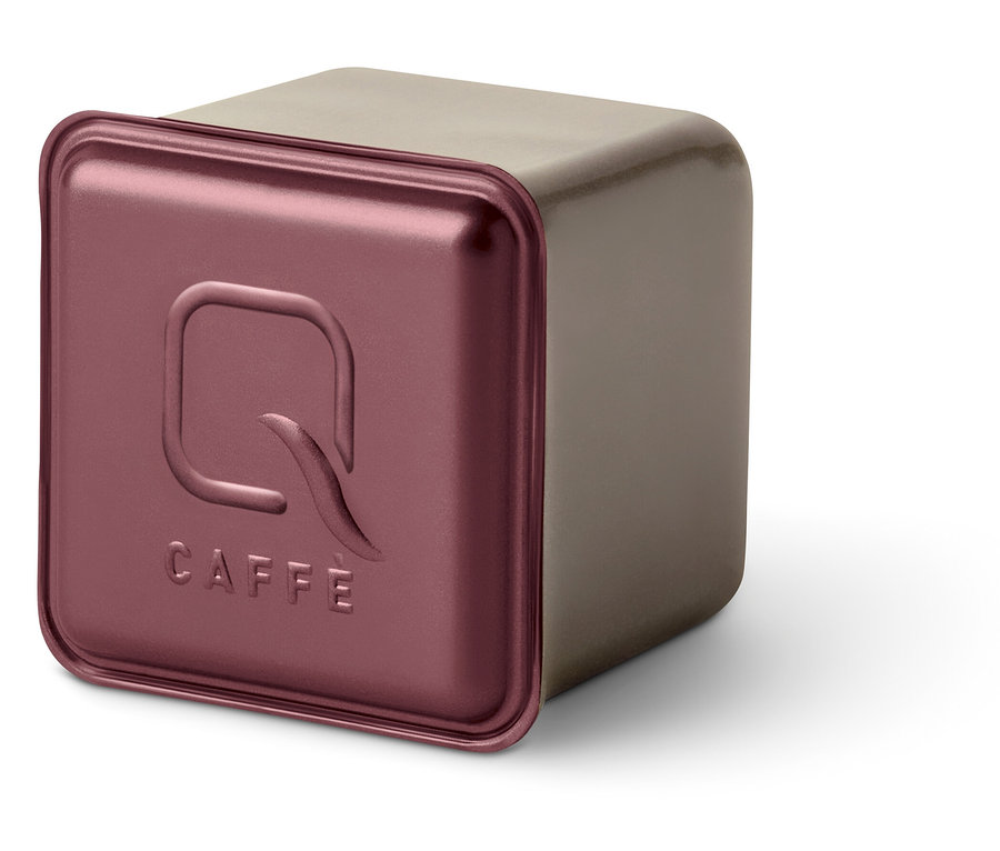Un cube Qbo Caffè KINYAA GALERAS avec le logo Q Caffè sur le couvercle.