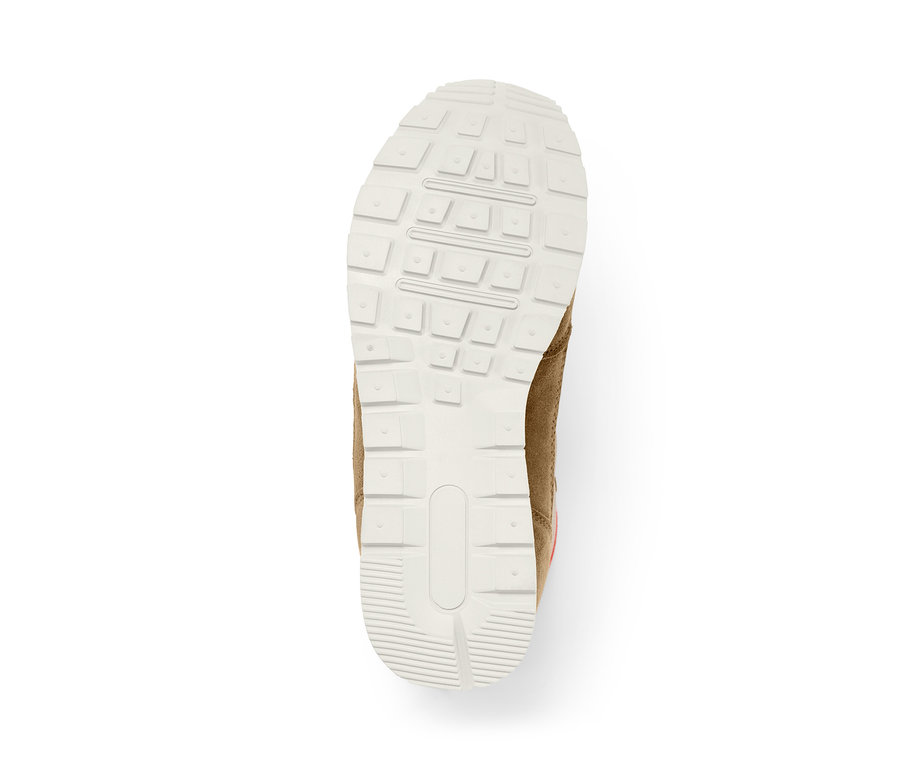 Semelle d'une chaussure de trekking sur fond blanc.