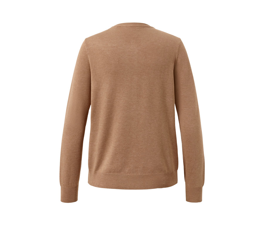 Détail d'un cardigan marron en maille fine.