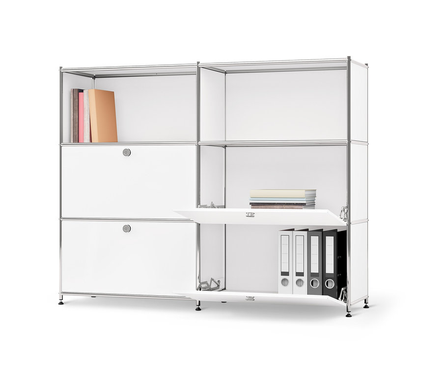 Commode en métal blanche « CN3 » avec des compartiments ouverts et fermés et des livres.