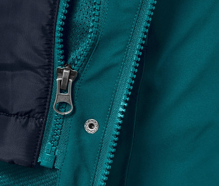 Gros plan sur un manteau d’extérieur 3 en 1 avec gilet pétrole, fermeture éclair et bouton.