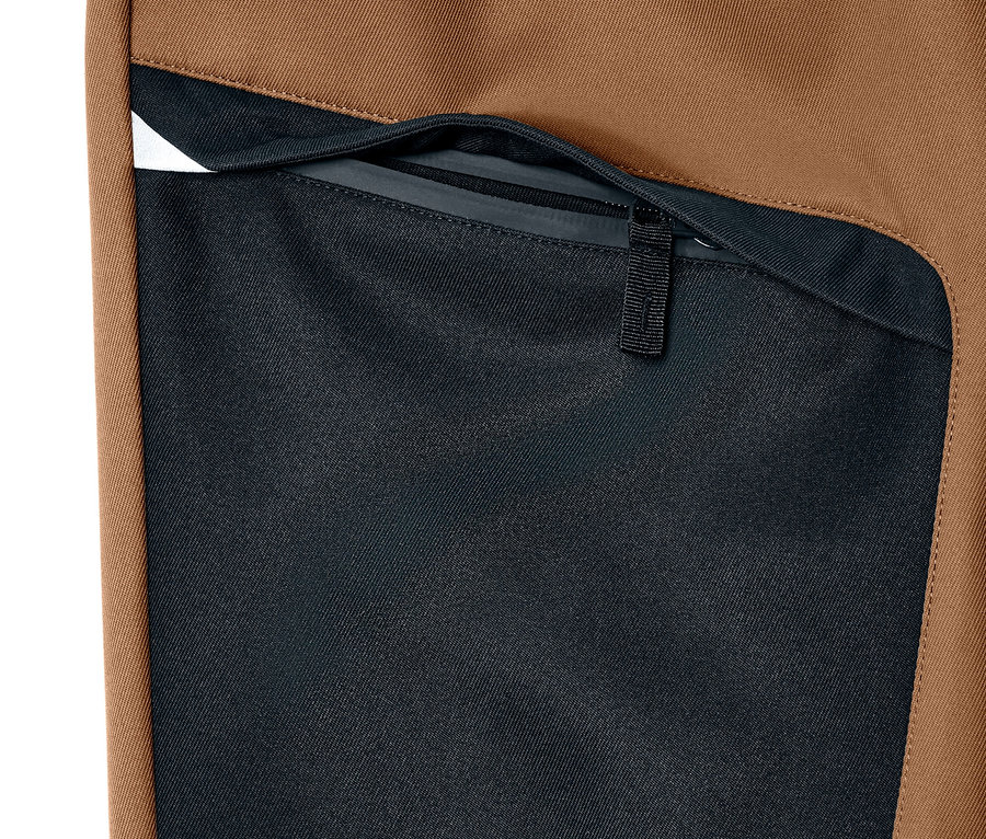 Détail d'un pantalon en softshell pour enfant avec une poche zippée.