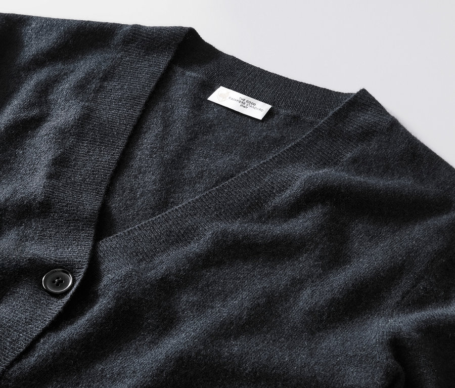 Gros plan sur un cardigan gris en maille fine avec du cachemire.