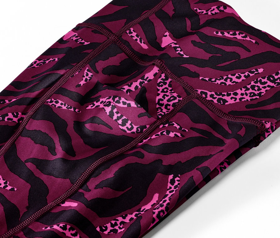 Détail d'un legging de sport 3/4 avec imprimé intégral.