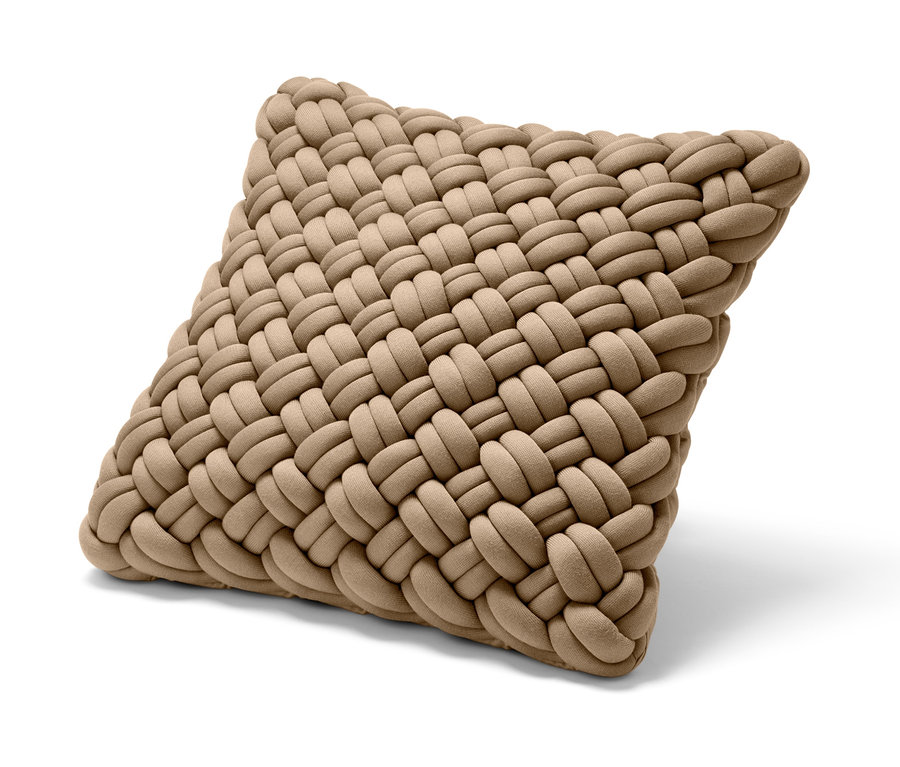 Housse de coussin décoratif beige avec motif tricoté.