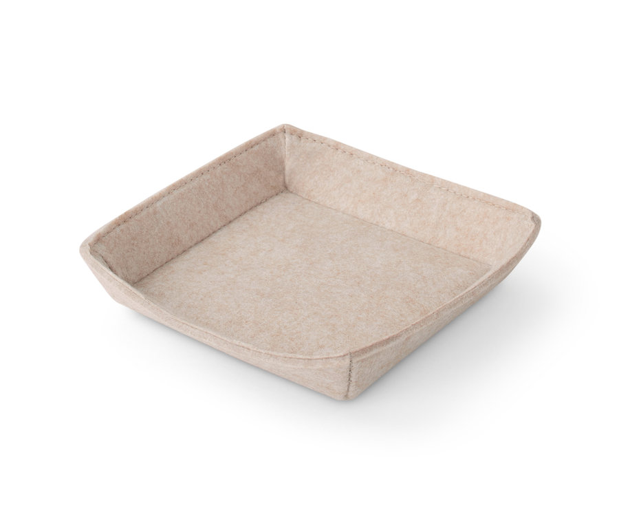 Une coque en feutre beige.