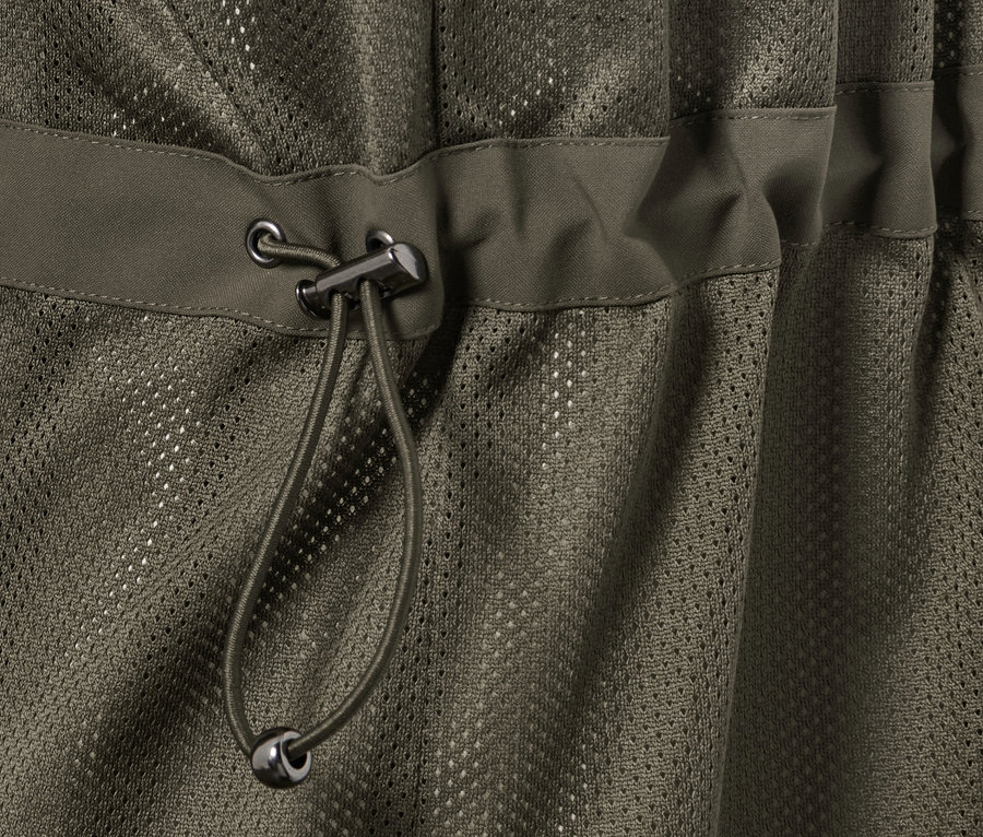 Gros plan sur un manteau de pluie 3-en-1 avec gilet vert olive, doté d'un cordon de serrage.