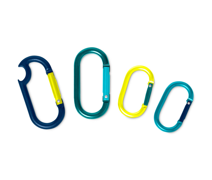 Quatre mousquetons de différentes couleurs sont posés sur un fond blanc.