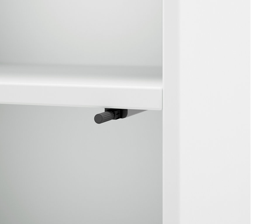 Gros plan d'une armoire de salle de bain blanche.