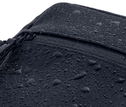 Gros plan d'un sac à bandoulière de pluie bleu avec des gouttes d'eau sur la surface.