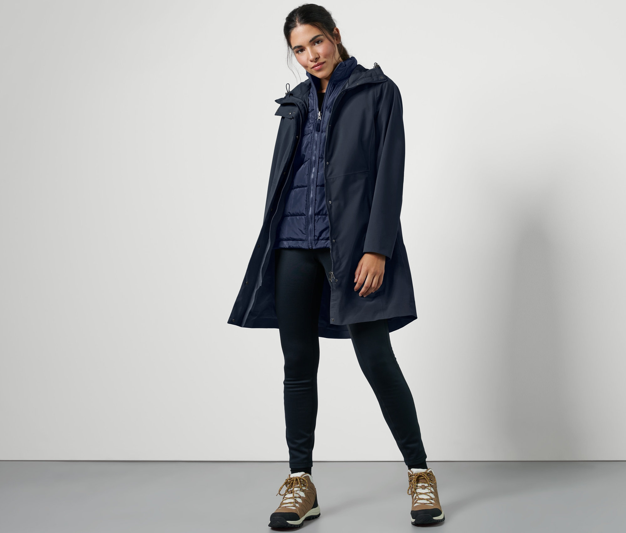 Femme posant dans un manteau d’extérieur 3 en 1 bleu avec gilet.